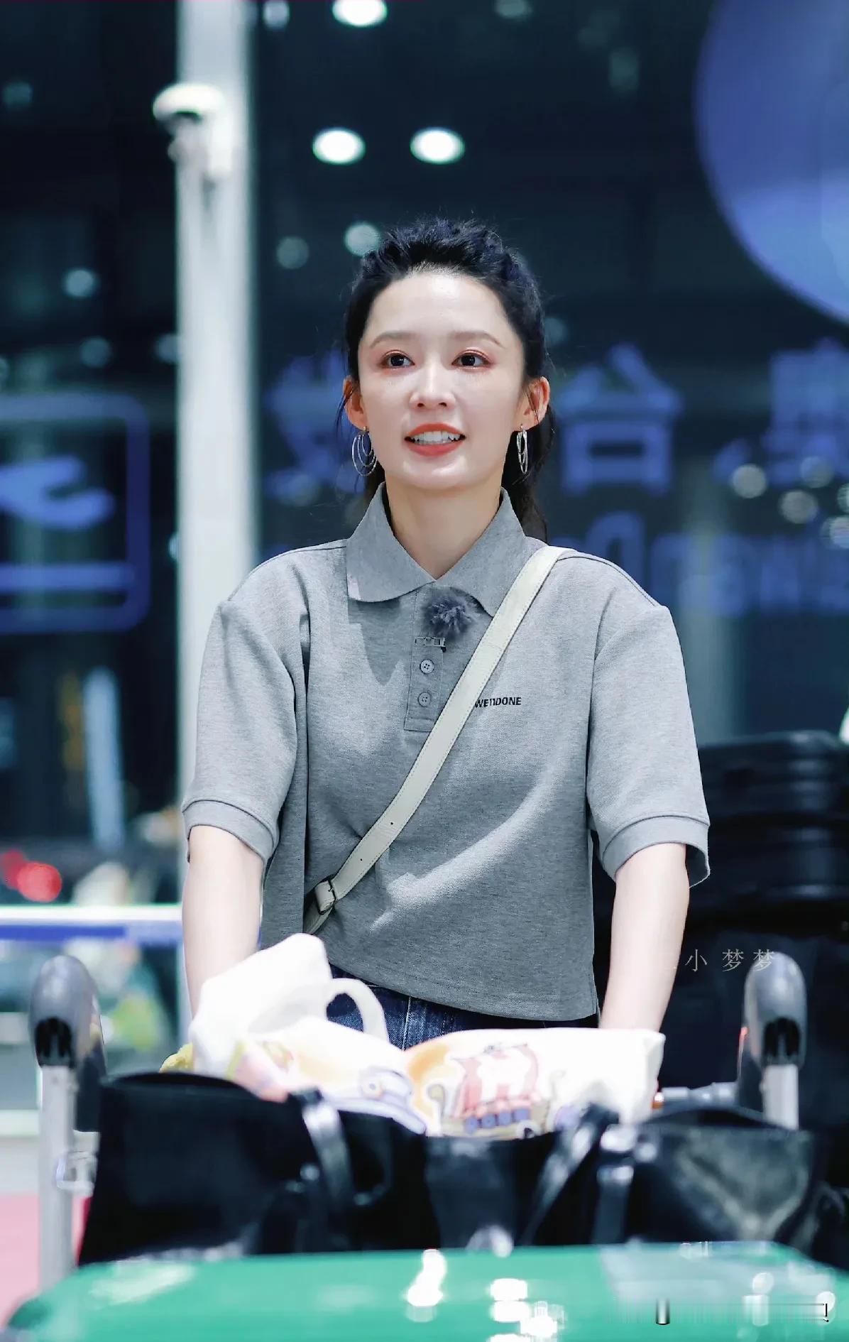 现在不让轧戏了，很多演员为了多赚钱就开始轧综艺了。比如李沁，4月底才进组古偶