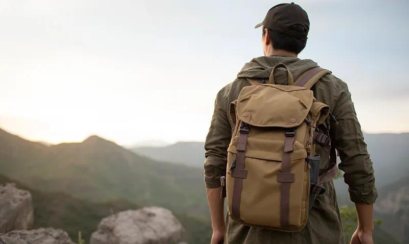 你喜欢独旅游吗？奇怪！邻居老陈总是独自外出旅游。昨天，我看到他背着双肩包，从外