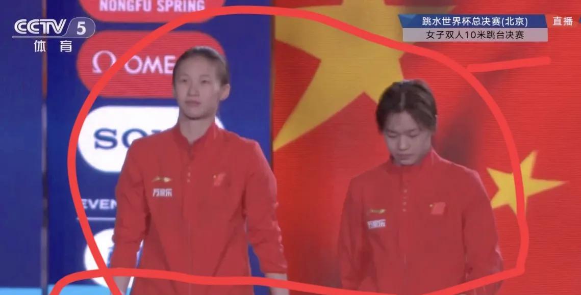其实我们都被骗了现实总是那么残酷说白了，领奖台上的拥抱并不是大家想象的那个样
