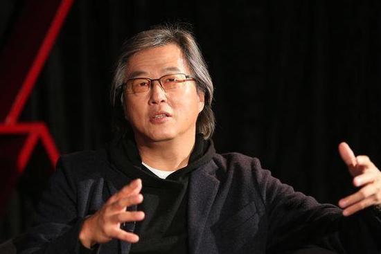 素有台湾“综艺教父”之称的王伟忠，在赵少康的中广节目中专访沈伯洋，对他赞誉有加，
