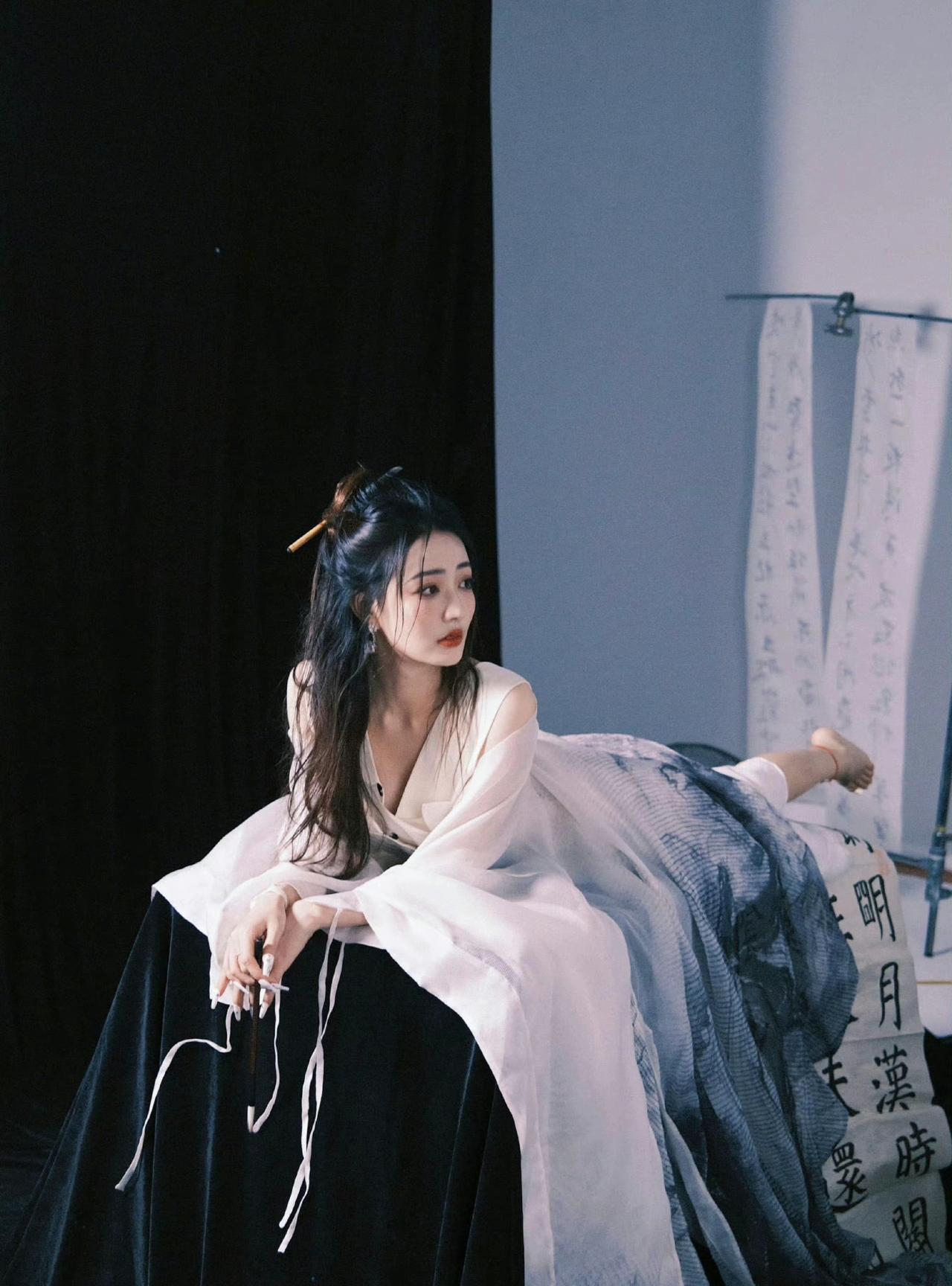 #东方美人#古风美人，黑纱遮面，红唇轻启，古典韵味十足。