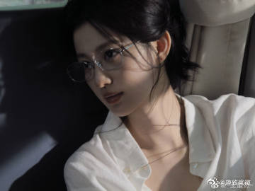 王楚然高智文艺学姐王楚然白衬衫眼镜杀姐姐，耳机分我一半嘛。王楚然这组白衬衫眼镜造