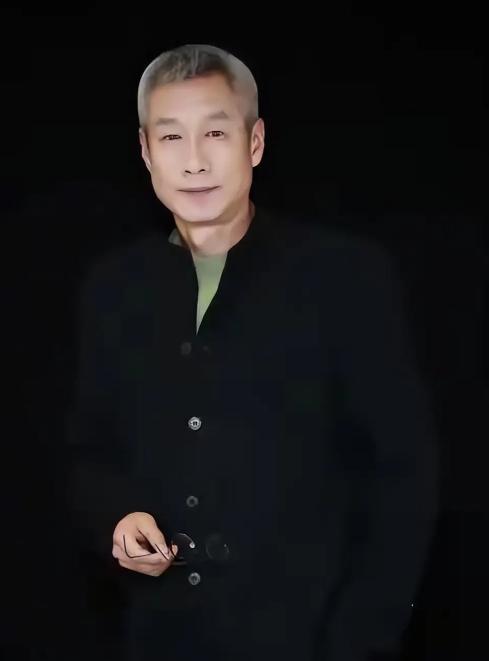 2005年，北京，刘佩琦哥哥病逝，16岁侄子刘伟无人照料，他心一软直接接回家当亲