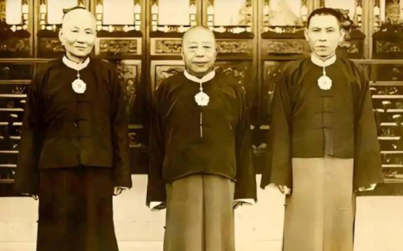1916年，清末首富盛宣怀留下1300多万两白银的遗产，折合现在约100多亿元。