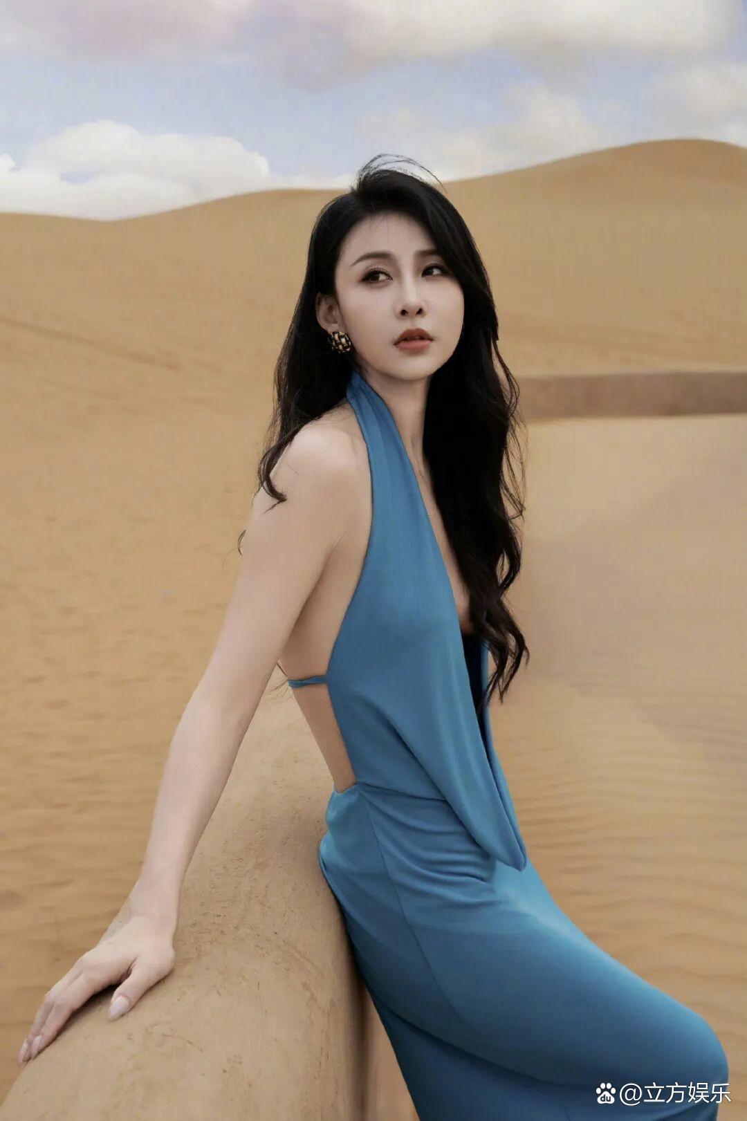 贾青沙漠深V蓝纱裙写真