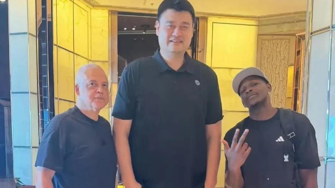爱德华兹如果不是在打篮球的话，他跟美国街头混混没有什么区别。森林狼官方媒体发布