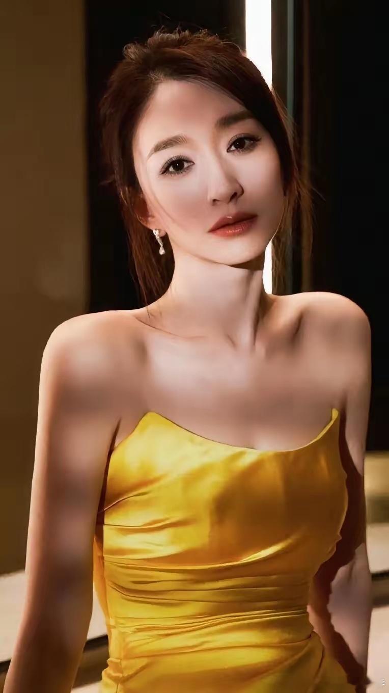 50岁的李小冉，事业与婚姻都挺好的，唯一的不好可能就是，这么好的基因，却没有生一