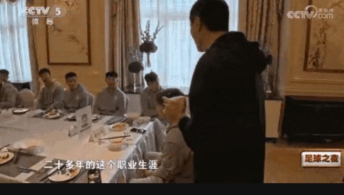 最近《足球之夜》播出了中国男足新任主帅邵佳一的专题片，邵佳一对球员说，老队员的散