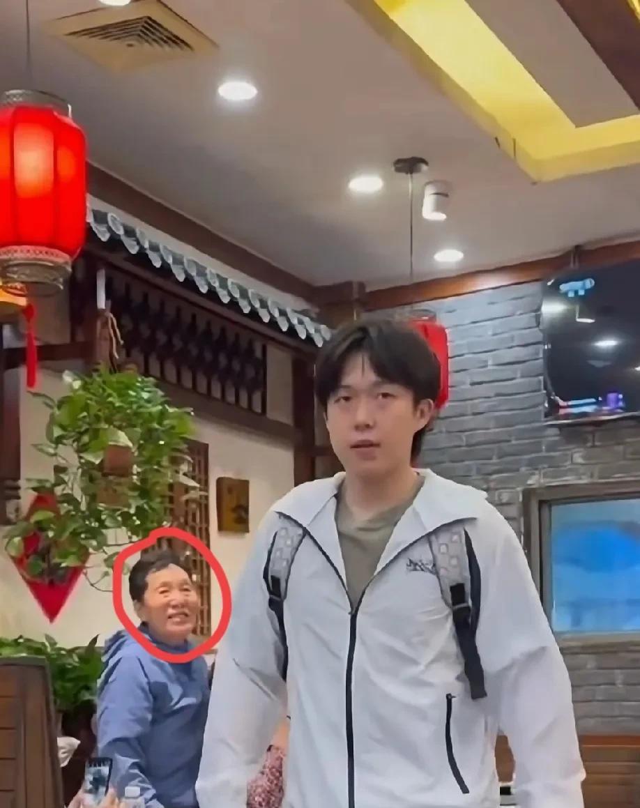 这下好了，不仅球迷知道了全国人民也知道了！王楚钦不愧是专一的男孩儿，太会吃了