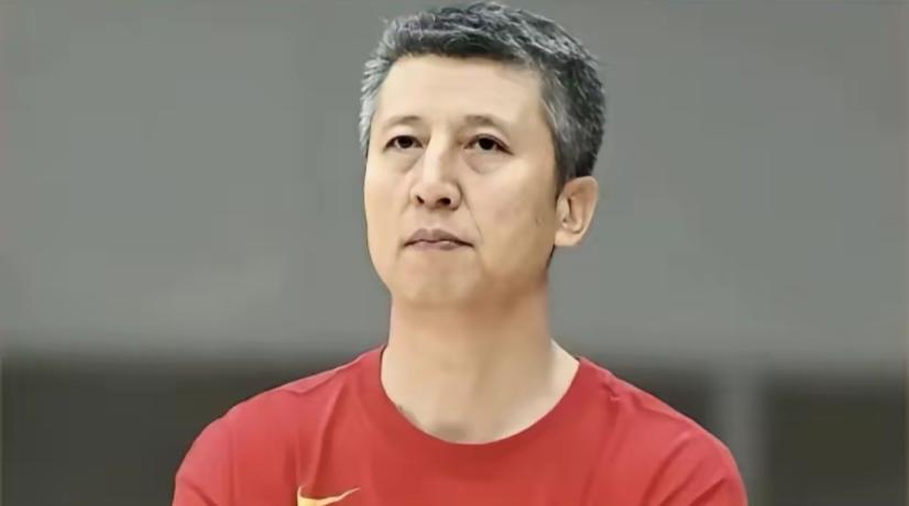 不想说郭士强不行，只想说，谁更能适合中国男篮的主教练。一手好牌打个稀碎，在自己