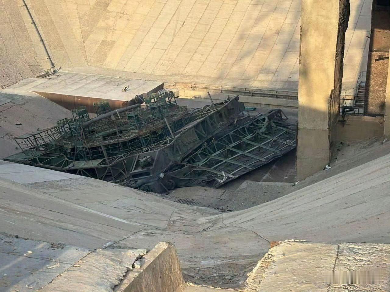 拜科努尔航天发射场第31号工位受损发射台的最新照片。不过修这个要不了2年，不