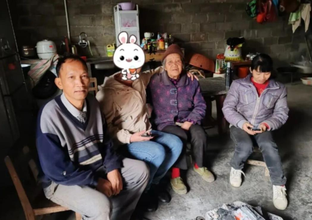 1980年，湖南7岁女孩不幸被拐走。谁料，几年后，她在湖北养母家吃剁椒和糍粑时，