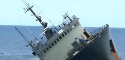 1993年，中国科考船遭“银角号”暴力撞击，拦腰折断沉入大海，船内的107名科考