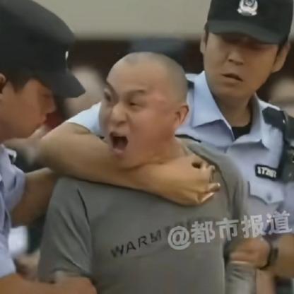 山东主犯曾小孩，看看猖狂无知到啥程度了！在法庭上，两位法警都摁不住！眼神凶神恶煞