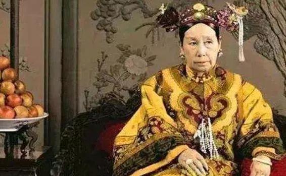 1882年，慈禧守寡多年，于是请来琴师弹琴，慈禧听完心情大好，看着俊美的琴师说：