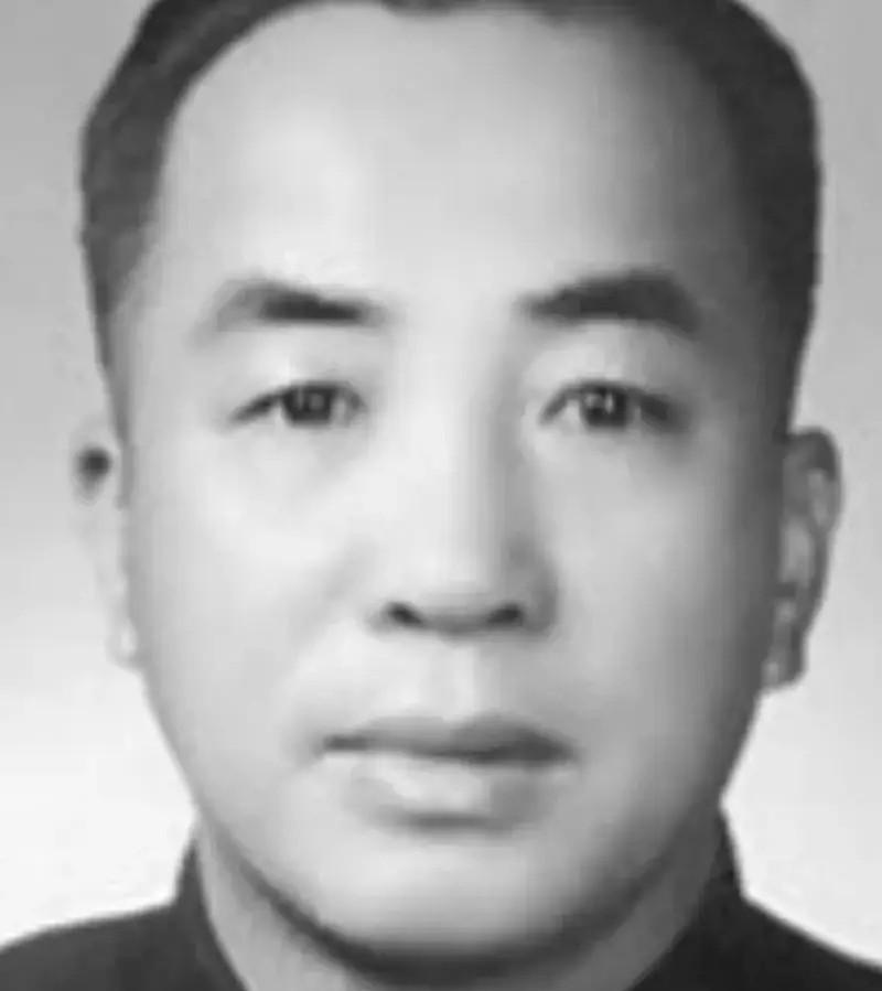 1937年，西路军溃败后，几名分散的战士结伴东行，寻找大部队。枪栓的声响