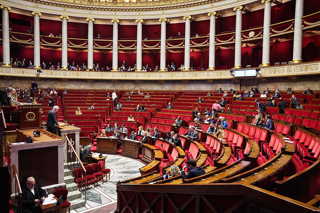 法国国民议会批准15岁以下社媒禁令, 马克龙称赞此举是“重要一步”