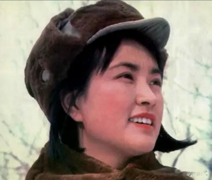 上世纪七八十年代，我国众多女电影明星中成绩斐然的，将六人划一组，分成三个组。其中