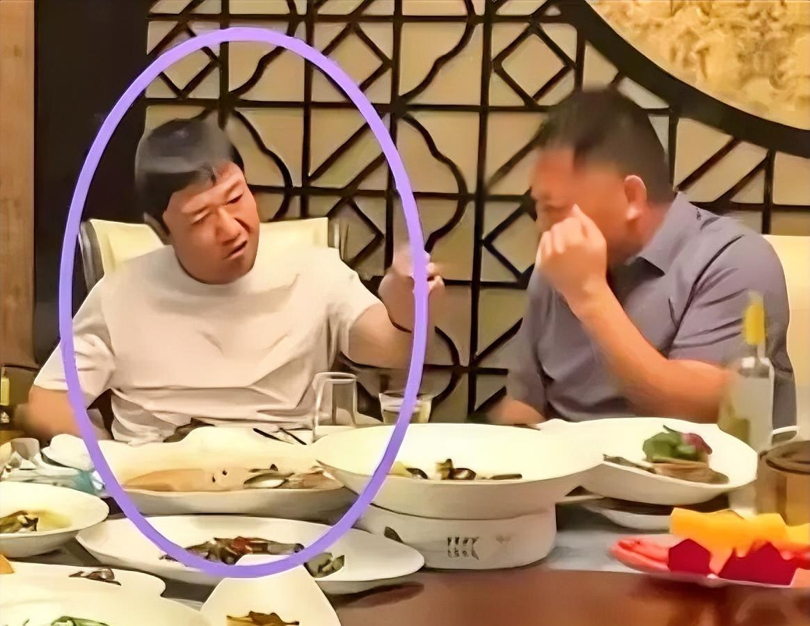 贾冰在成都跟老战友吃饭。封闭包间，没有媒体，纯私人局。他喝了酒，抽着烟，说话随性