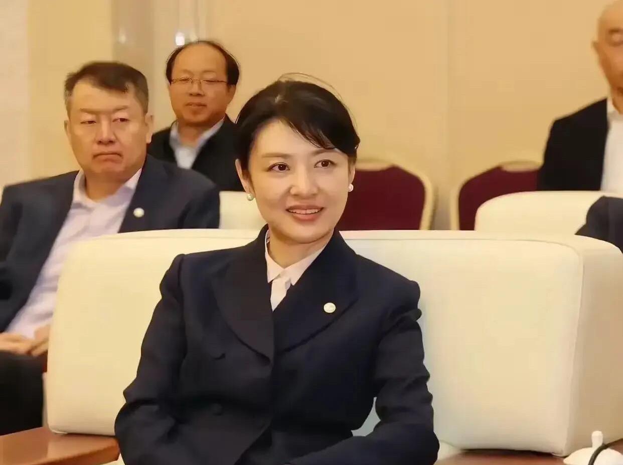 57岁的周涛，妥妥的央视才女啊，比董卿漂亮多了，身上既有干练的气质，又有着出众的