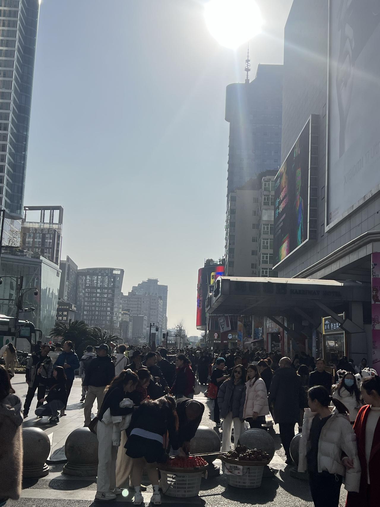 锦江区摄影推荐今天太阳下的春熙路。人多多多。