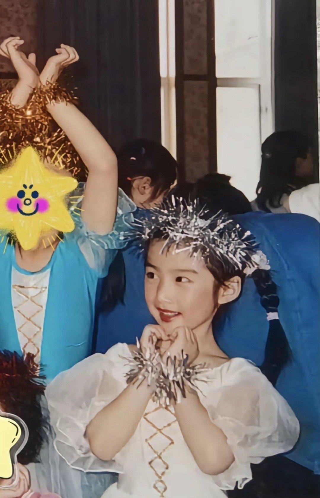 小小卢昱晓卢昱晓妈妈说，“长的这么漂亮，为什么不照相呀。”卢昱晓：“看看宝宝。”