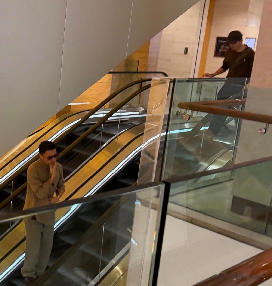 谢霆锋和18岁大儿子一起逛商场，父子俩的穿衣打扮斗很帅气，身材高挑，外形非常抢眼