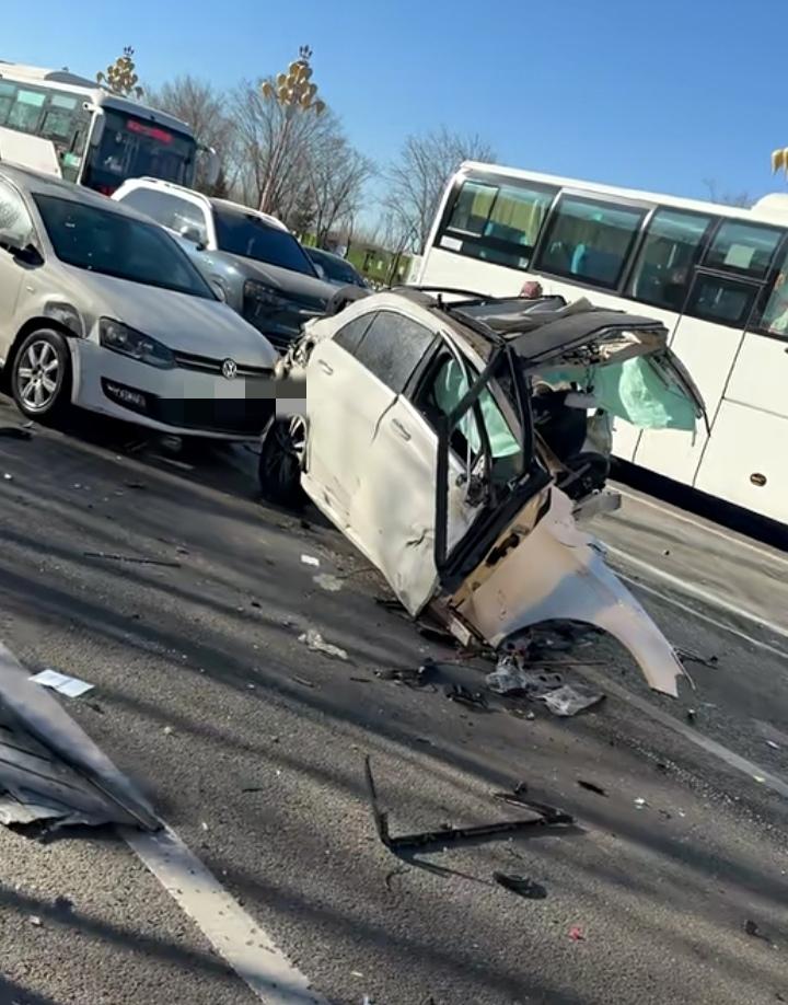 新年开车一定要谨慎，特别要注意安全，不开快车、不喝酒、不熟悉车况的更要注意。看