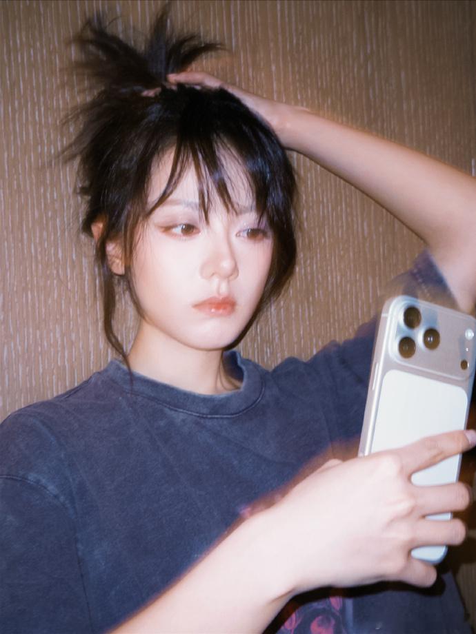 赵今麦小头小脸的赵今麦小头小脸具象化，真的是超漂亮的一张脸呀，完全感受到这张脸