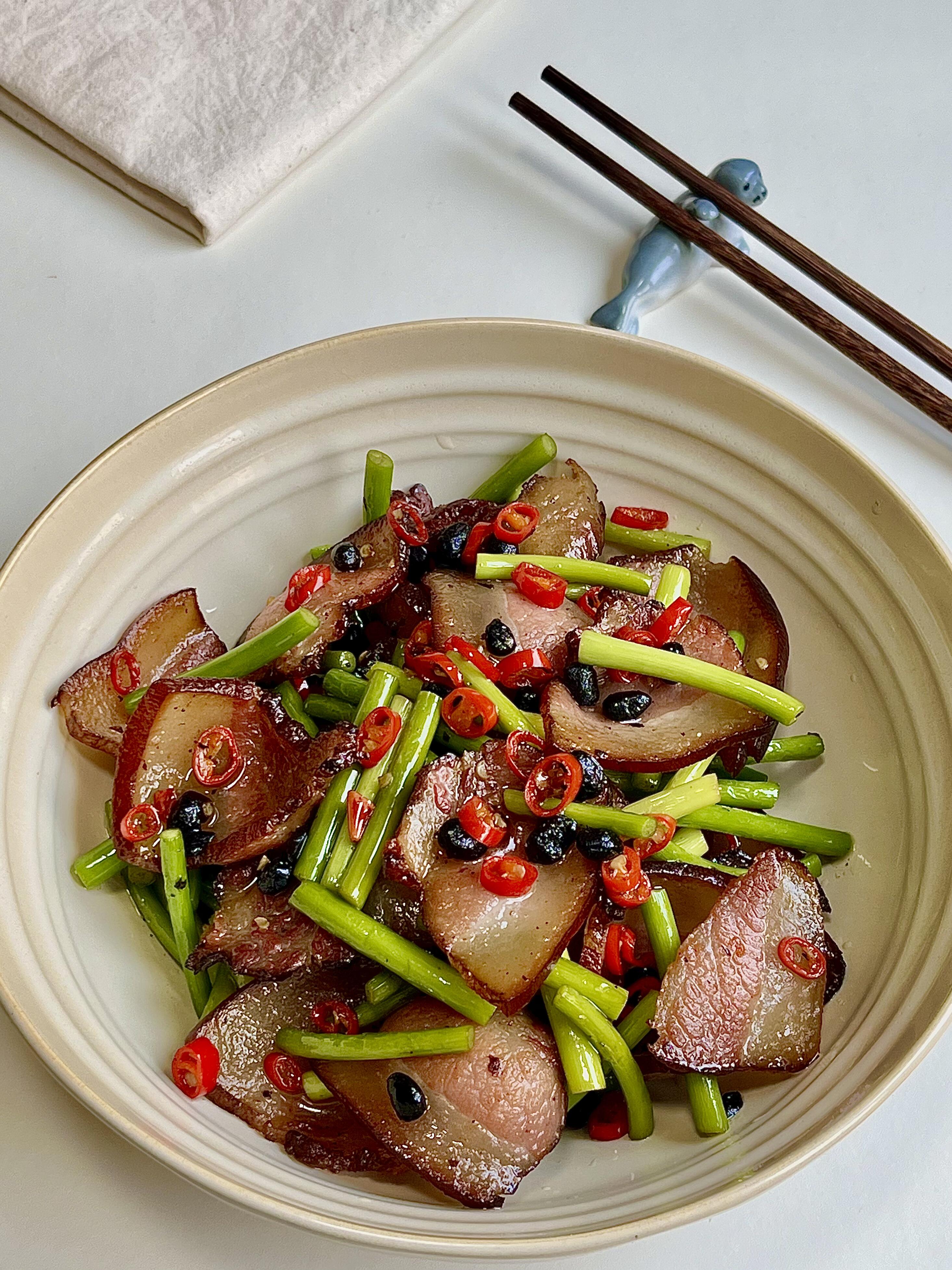 下班快手菜🔥腊肉炒蒜苔！鲜到舔盘，5分钟搞定晚餐家人们谁懂啊😭下班懒得折