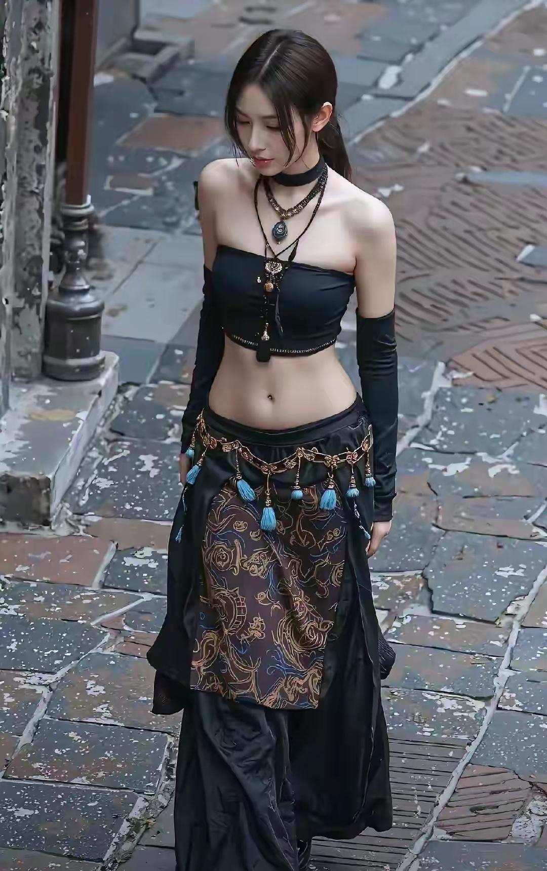 古巷苔青，墨色裁云，一低头便是惊鸿岁月古巷漫步照青瓦苔痕​