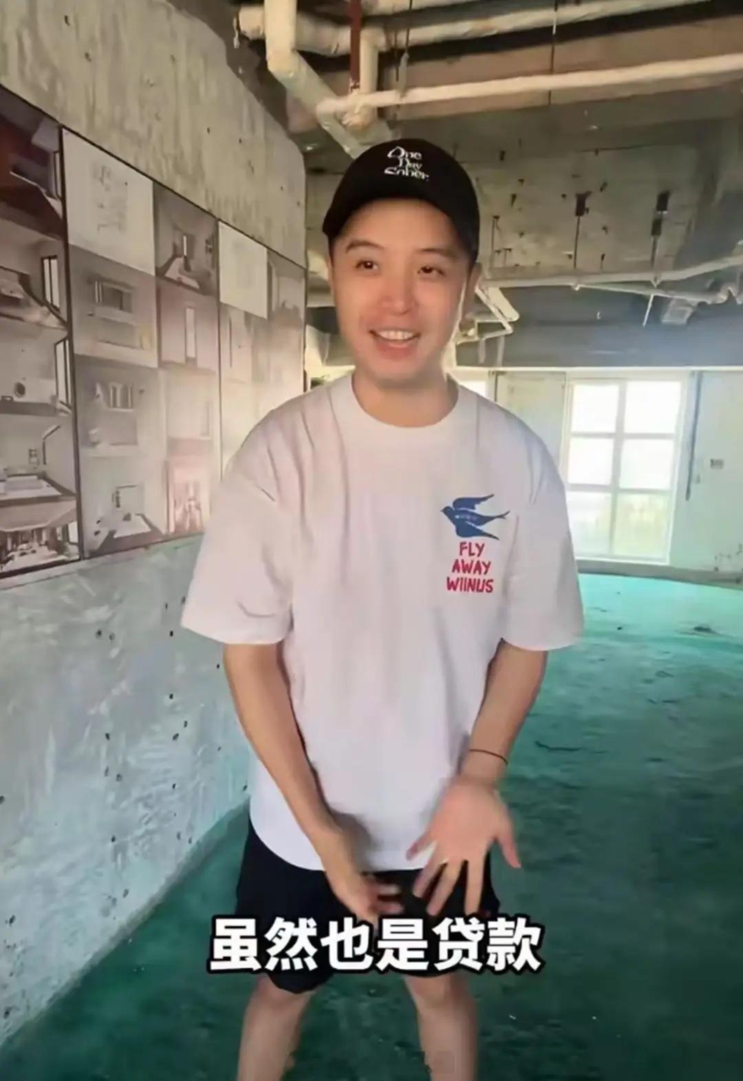 马頔婚房装修好，曲美少爷陪他和李纯选家具，夫妻俩手牵手真恩爱！