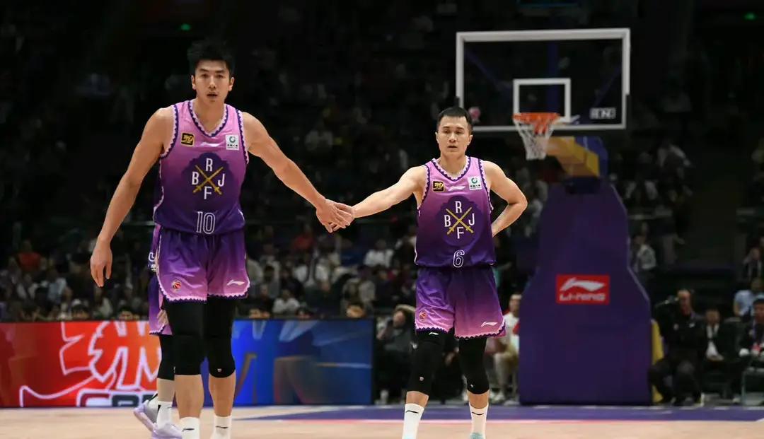 北控三分不行，怪谁？有张帆不用，难怪，三分命中率这么低。今晚CBA北京德比。一上