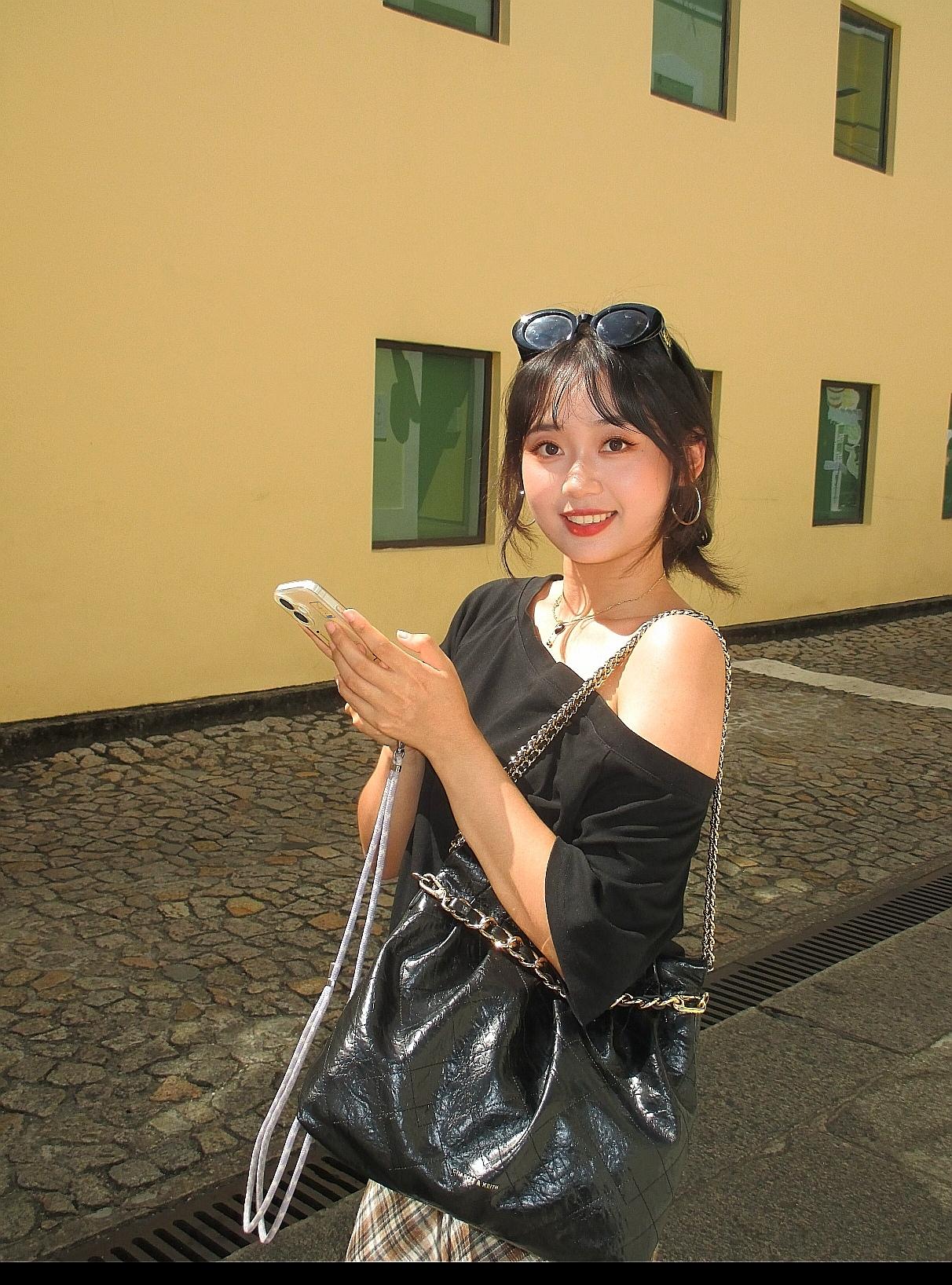 时尚的妹妹，漂亮的妹妹，自信的妹妹。