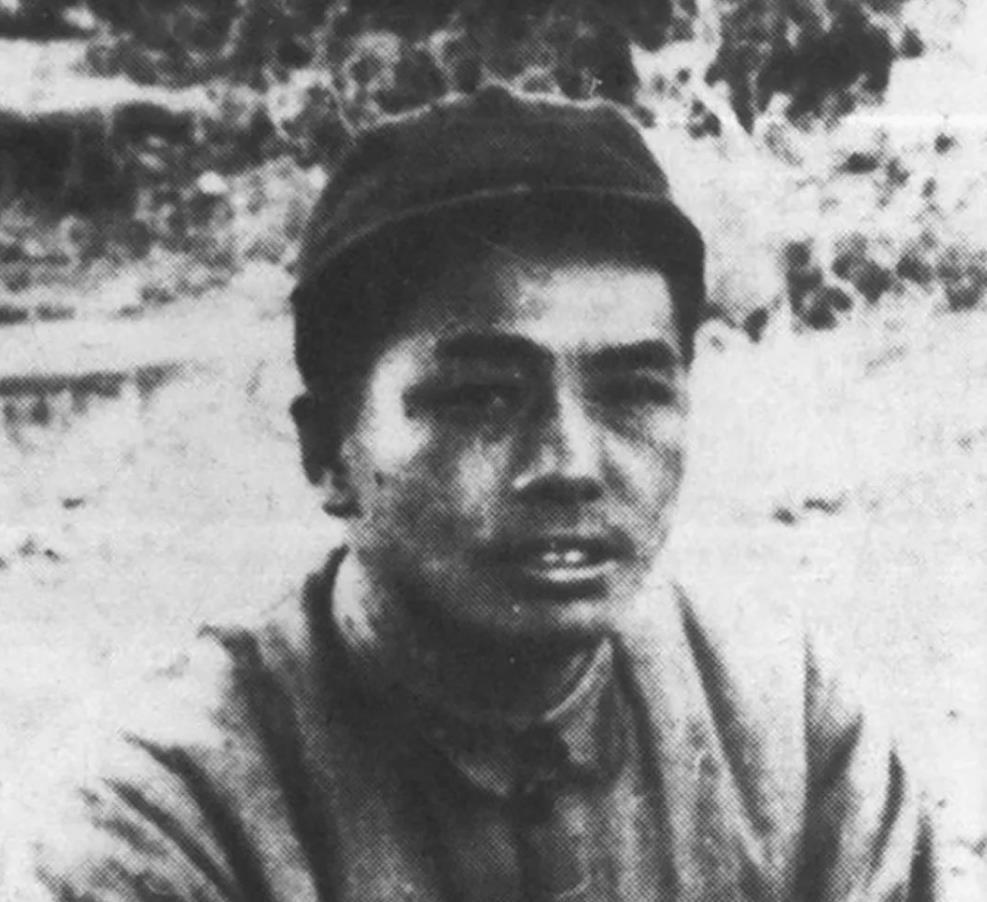 红军某日，彭老总急着去前沿阵地，让挡路的战士让开。谁料这个小战士站起来，当即挥拳