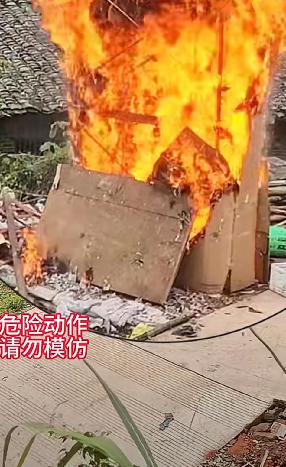 [捂脸哭][捂脸哭]小二娃熏腊肉[捂脸哭]熊熊大火烧起来了！腊肉全都黑了，都都烤用了。