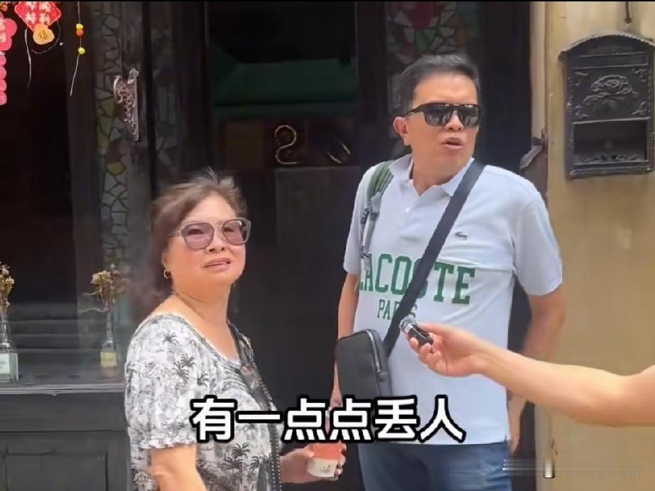 有一对美籍华人再一次来到了中国，他们真心地说，现在当美国人，感到有一点点丢人！很