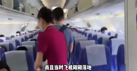 飞机尚未停稳开舱门，陈冠希正在起身拿行李，一日本乘客嫌陈挡道，要求他让开。陈冠希