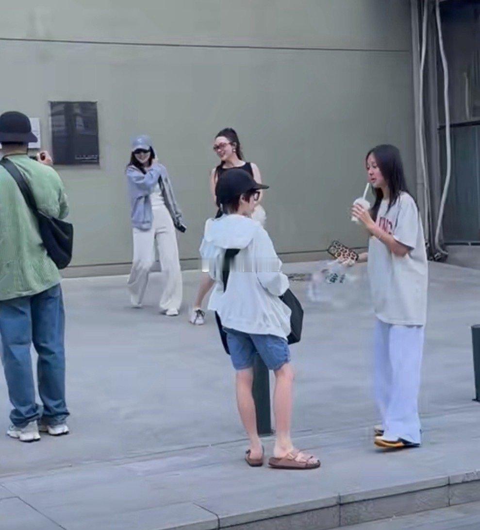 霍思燕和李小璐是在走超模T台嘛！[大笑]氛围太好了！都美美哒！对于孩子们来说能够