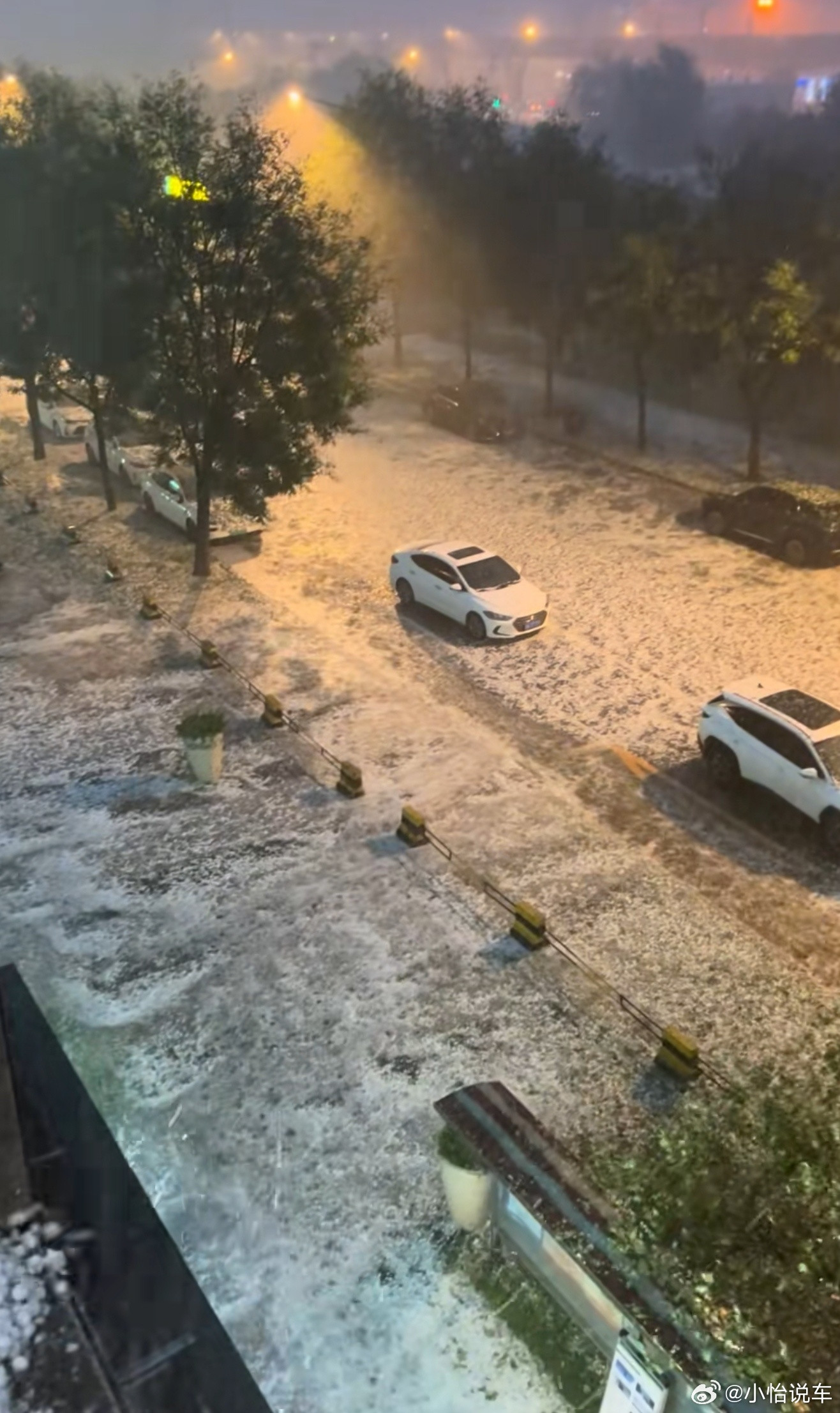 北京冰雹北京暴雨现在的气候真的越来越差了，好多极端天气，北京的人注意防范，没事