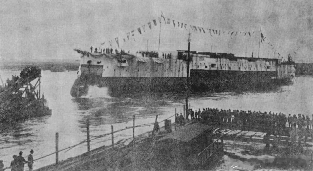 1899年7月8日伏尔铿船厂下水的Yakumo八云号装甲巡洋舰舰体。该舰德国建造