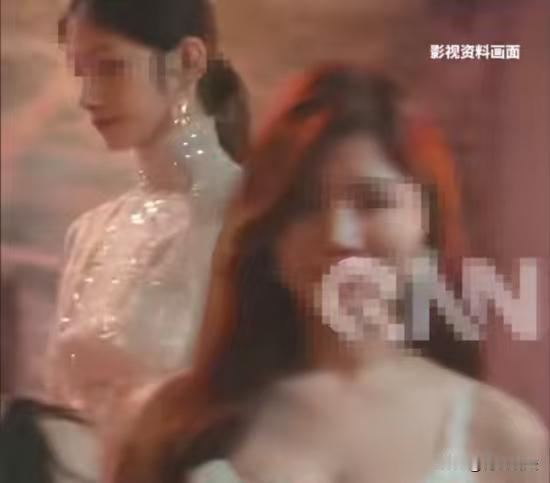 广东，一刚发育的女生被酒吧老板娘给看上了，让妹子来店里做服务员，如果女生愿意跟男