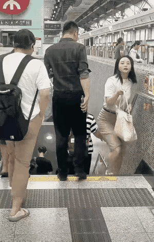 第一次看见如此精致的牛马赶地铁，不知道该替她高兴还是叹息？​​​