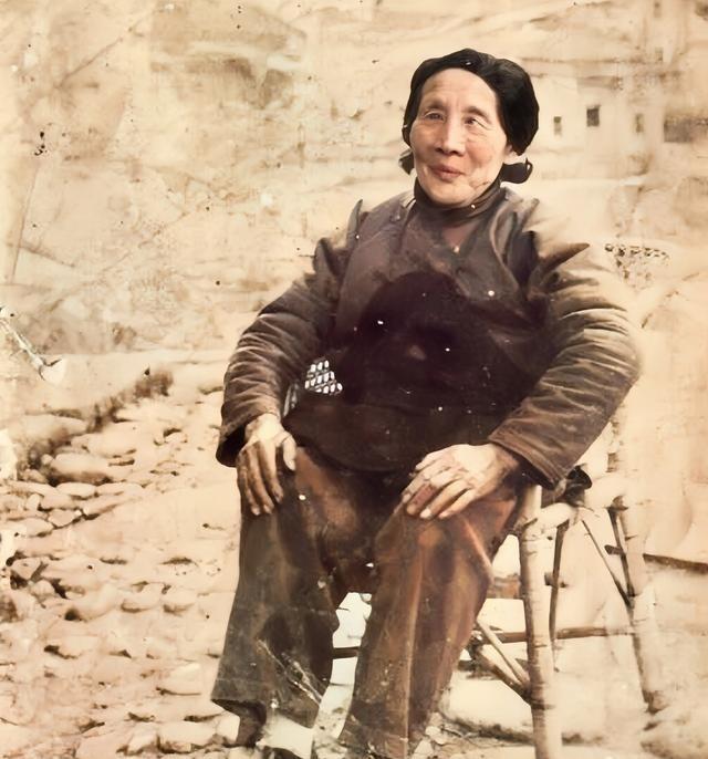 这位女性是井冈山上的“山大王”袁文才的妻子谢梅香，当年，贺子珍刚上山时就喜欢和她