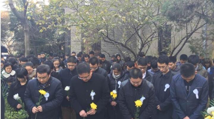 前几天国家公祭日的南京，有个15岁安徽少年的举动，让很多人心里一震。凌晨，天