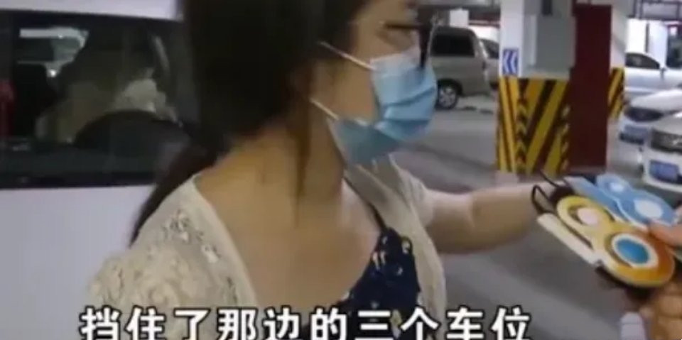 浙江杭州，郑女士去到小区参加聚会，将价值20万的车临时停放在车库过道，导致3辆车