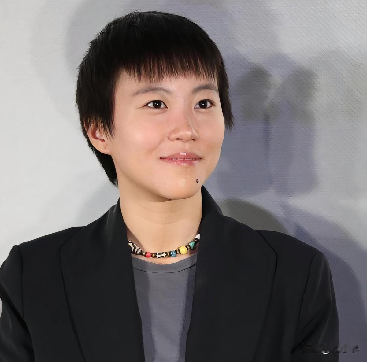 窦靖童被问到为什么不说粤语，她直接说“说不溜”。就这么一句话，主持人愣住了。大