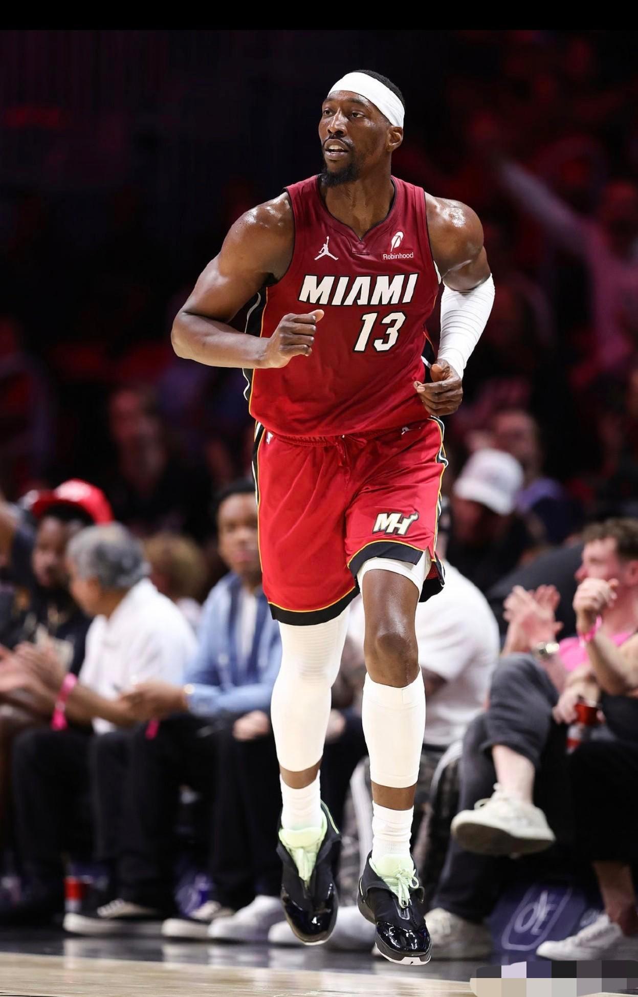 83分。我TM看了三遍才信，83分。43个罚球。43个罚球这五个字，我盯着念