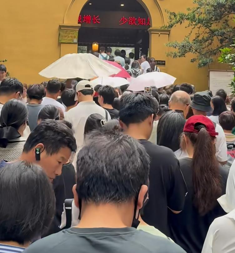 纠结2天看到印度的踩踏事件，我还是把国庆的机票退掉了！原计划是国庆带着孩