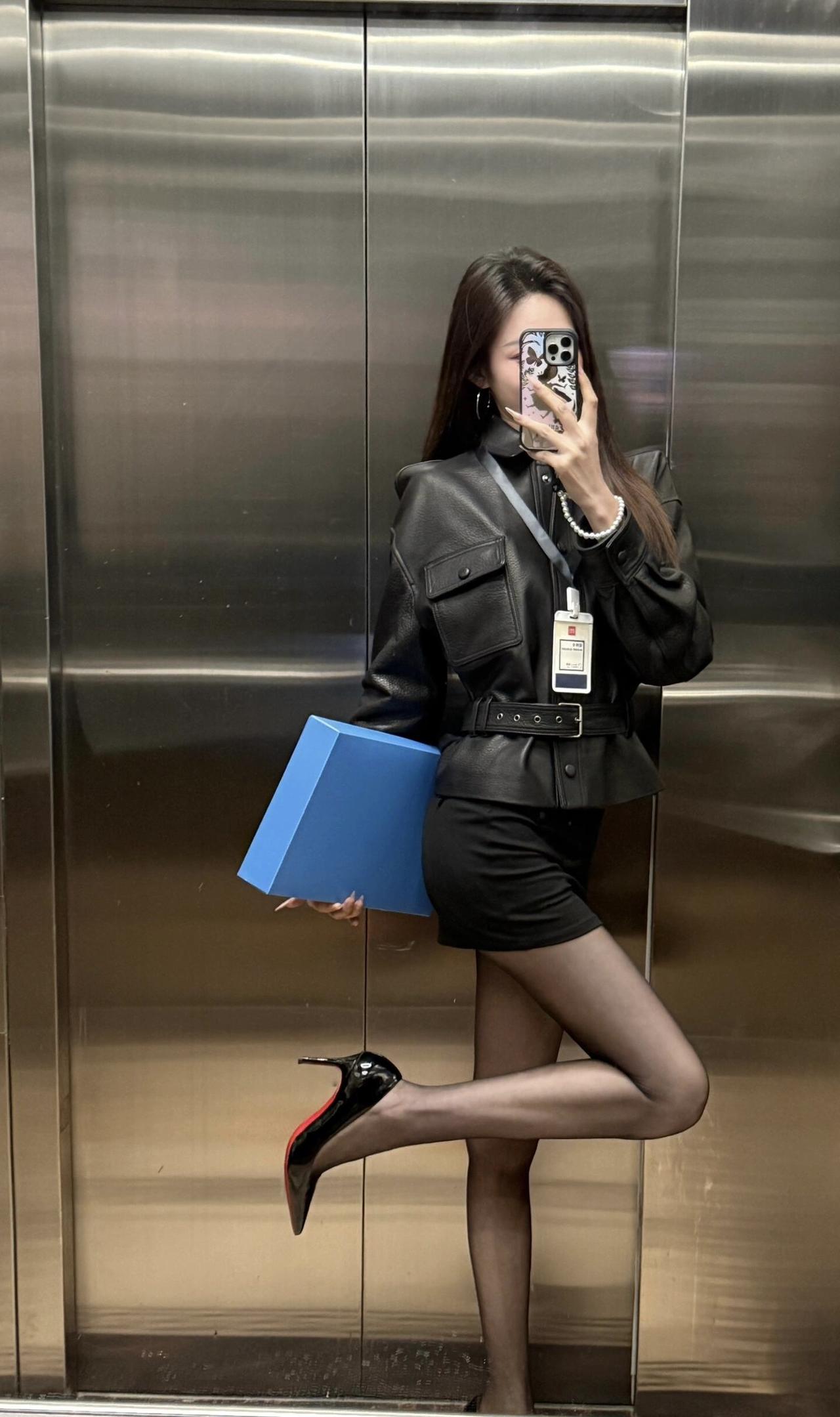 这套穿搭以黑色皮质收腰外套为核心单品，自带酷飒气场与利落感；搭配黑色包臀短裙、